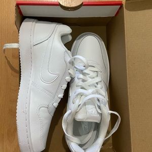 Women Nike Ebernon Low in White size 7